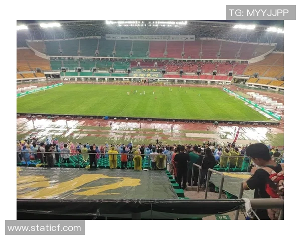 劳托卡与雷瓦的激烈对决揭示足球战术的精彩与魅力